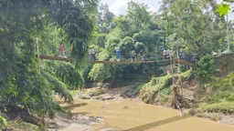 নড়বড়ে ঝুলন্ত সেতুই একমাত্র ভরসা ১২ গ্রামবাসীর