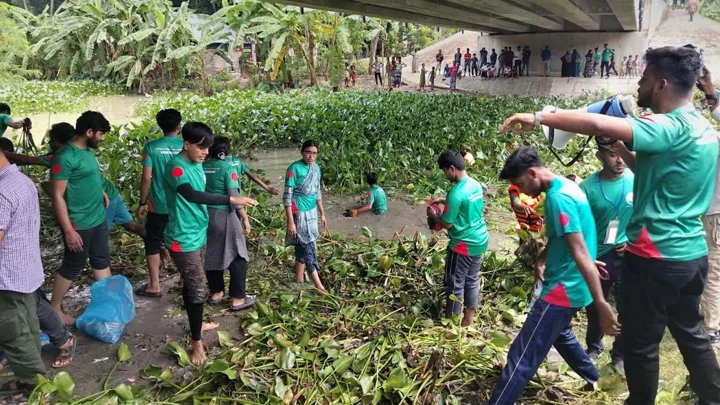 বাবুগঞ্জে রাজারবের খাল পরিষ্কারে দুই শতাধিক তরুণ
