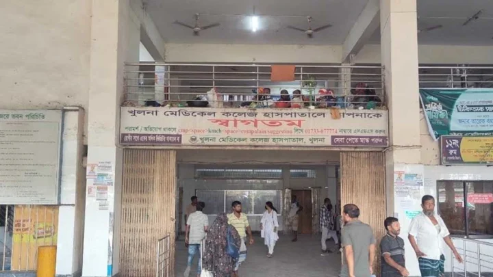 খুমেকে ইন্টার্ন চিকিৎসকদের অনির্দিষ্টকালের কর্মবিরতি প্রত্যাহার