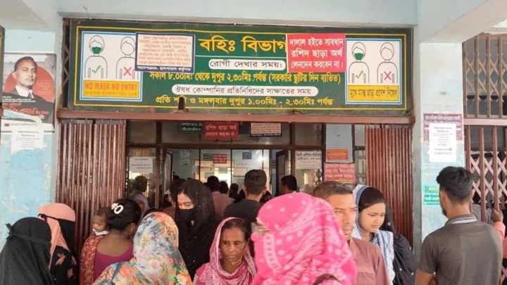 খুমেকে ইন্টার্ন চিকিৎসকদের অনির্দিষ্টকালের কর্মবিরতি, ভোগান্তিতে রোগীরা