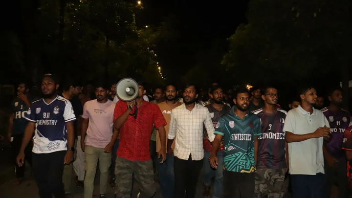 সরকারি চাকরির ভাইভার নম্বর বাড়ানোর প্রতিবাদে খুবিতে বিক্ষোভ