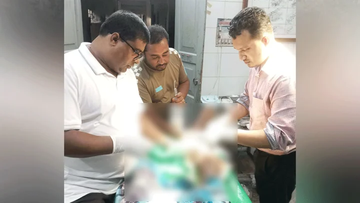 ঢাংমারী খালে গোসলে নেমে কুমিরের কামড়ে বৃদ্ধ আহত