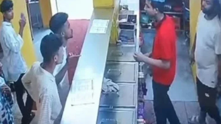 ফোন না ধরার জেরে খুলনায় রেস্টুরেন্টে হামলা-ভাঙচুর