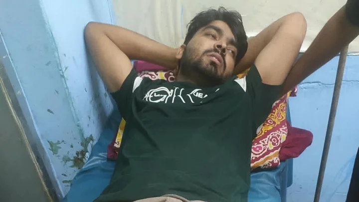 খুলনায় যুবককে গুলি করে মোবাইল ফোন ছিনতাই