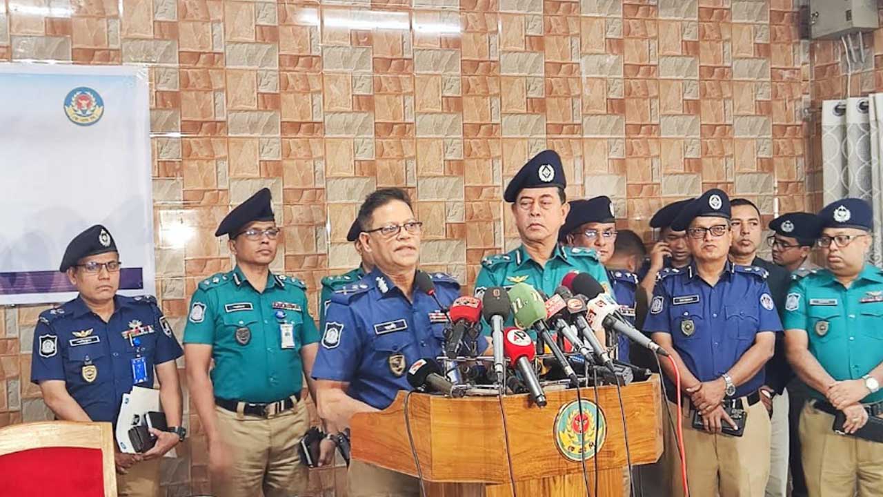 শনিবার খুলনায় আইনশৃঙ্খলা রক্ষাকারী বাহিনীর কর্মকর্তাদের সঙ্গে বৈঠকের পর ব্রিফিংকালে পুলিশের মহাপরিদর্শক (আইজিপি) মো. আলী হোসেন ফকির। ছবি: এশিয়া পোস্ট