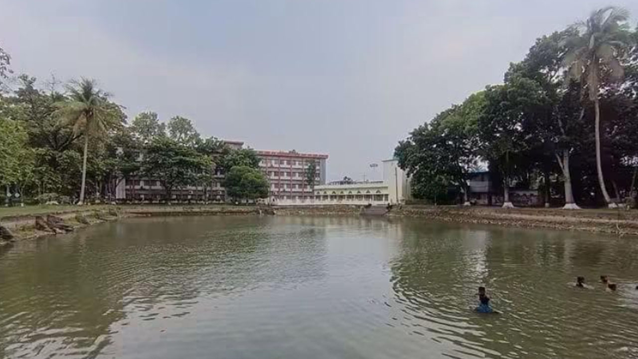 সরকারি বিএল কলেজের পুকুর। ছবি: এশিয়া পোস্ট