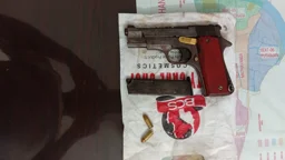 খুলনায় পরিত্যক্ত ঘর থেকে বিদেশি পিস্তল-গুলি উদ্ধার