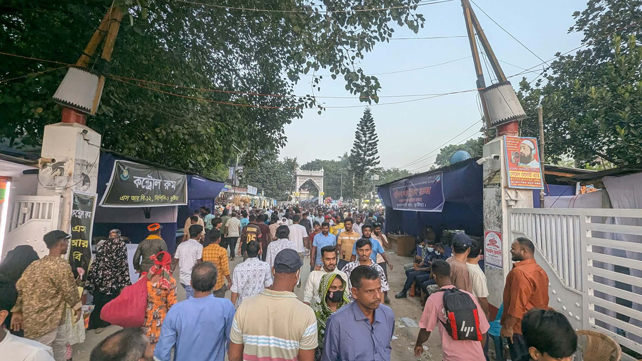 আতঙ্ক ছড়ালেও লালন স্মরণোৎসবে ভক্ত-অনুসারীদের উপস্থিতি বেড়েছে। ছবি : এশিয়া পোস্ট