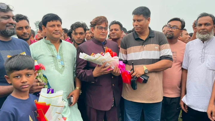 হেলিকপ্টারে ফিরলেন মেয়র প্রার্থীর ভাই, ফুল নিয়ে হাজির ওসি