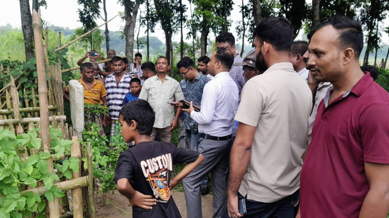 খবর পেয়ে দৌলতপুর থানা পুলিশ ঘটনাস্থল পরিদর্শন করেছে। ছবি : এশিয়া পোস্ট