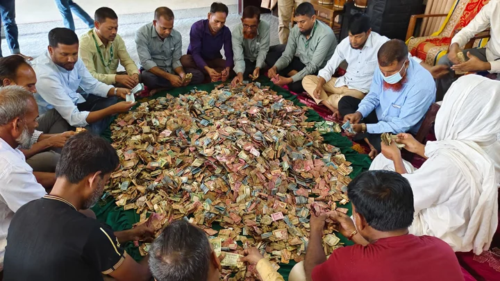 ১৫ দিনের ব্যবধানে লালন মাজারের দানবাক্সে মিলল ৮ লাখ টাকা