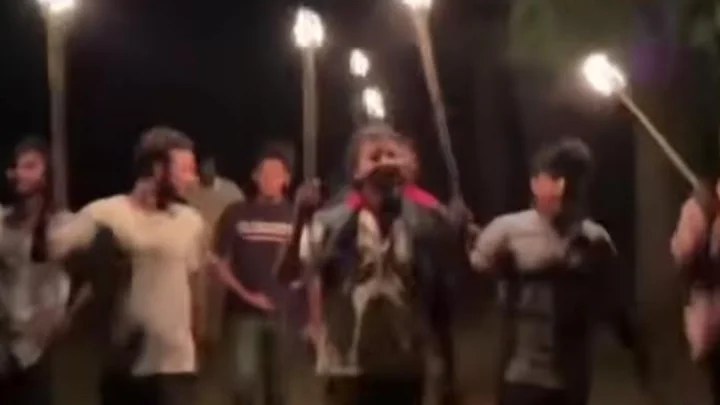 গভীর রাতে কুষ্টিয়ায় নিষিদ্ধ ছাত্রলীগের মশাল মিছিল