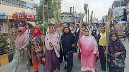 মুফতি আমির হামজার বিরুদ্ধে মহিলা দলের ঝাড়ু মিছিল