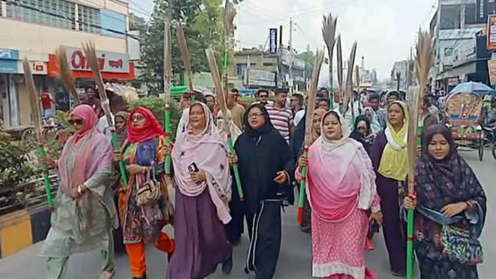 মুফতি আমির হামজার বিরুদ্ধে মহিলা দলের ঝাড়ু মিছিল