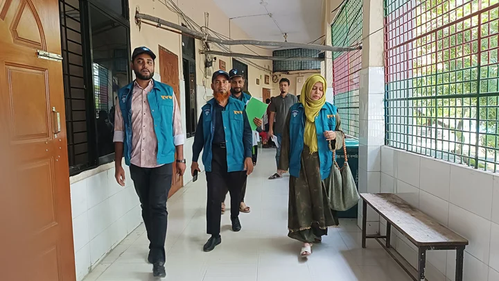 টাকার বিনিময়ে মৃত্যু সনদ, রোগী সেজে অভিযানে ধরল দুদক
