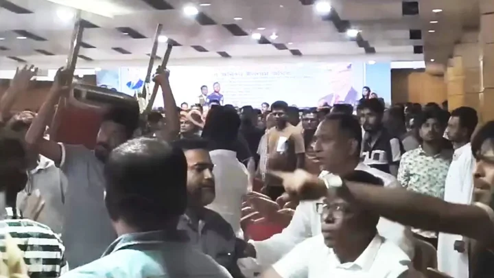 কুষ্টিয়ায় প্রতিমন্ত্রীর সামনেই ছাত্রদলের দুপক্ষের হট্টগোল-হাতাহাতি