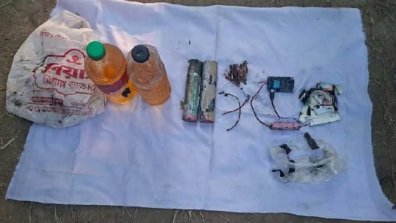 উদ্ধার করা বিস্ফোরক ও বোতলে রাখা পেট্রল। ছবি : এশিয়া পোস্ট