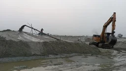 হাইকোর্টের নিষেধাজ্ঞার পরও বালু উত্তোলন, প্রশাসক বললেন ‘ছুটিতে আছি’