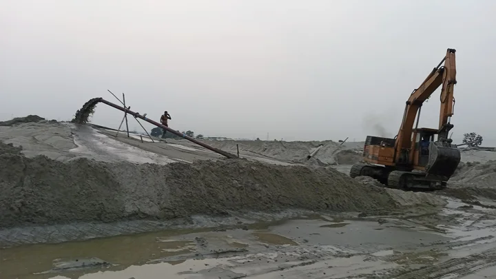 হাইকোর্টের নিষেধাজ্ঞার পরও বালু উত্তোলন, প্রশাসক বললেন ‘ছুটিতে আছি’