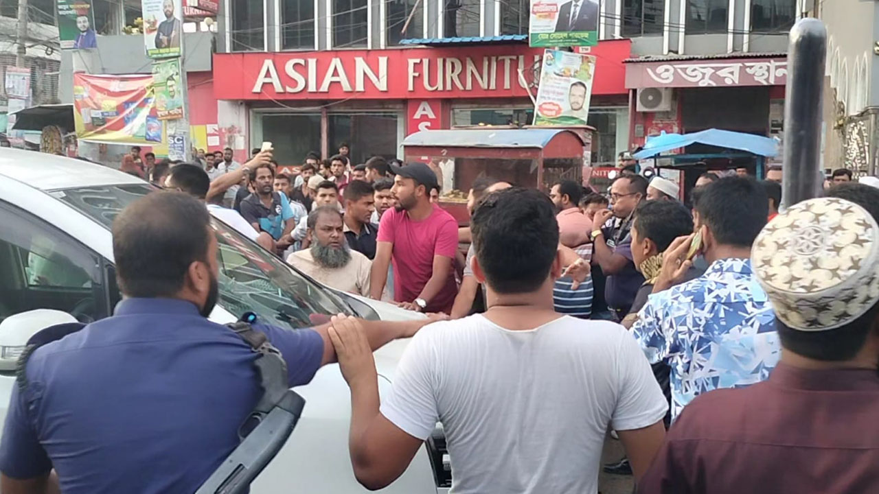 এমপি আমির হামজার গাড়িতে হামলার ঘটনা ঘটেছে। ছবি : এশিয়া পোস্ট