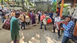 কিশোরগঞ্জে ৫০০ বছরের ঢাকের হাট, ২০ হাজার থেকে লাখ টাকায় মিলছে ঢাকি