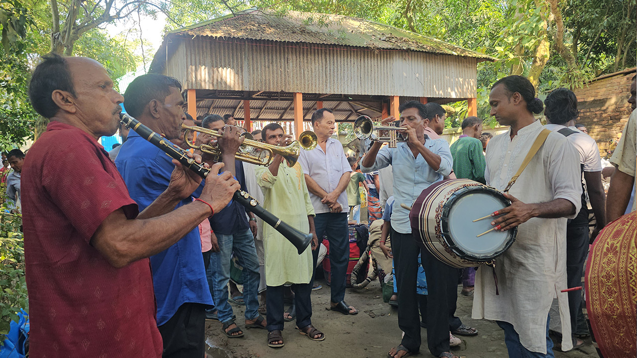 বাদ্যযন্ত্র হাতে বাদকদল। ছবি: এশিয়া পোস্ট