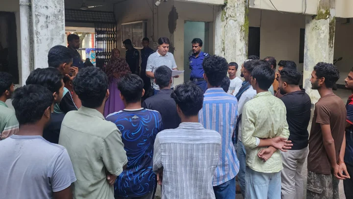 রাতে অপ্রয়োজনে ঘোরাঘুরি, ২৫ কিশোরকে থানায় নিল পুলিশ