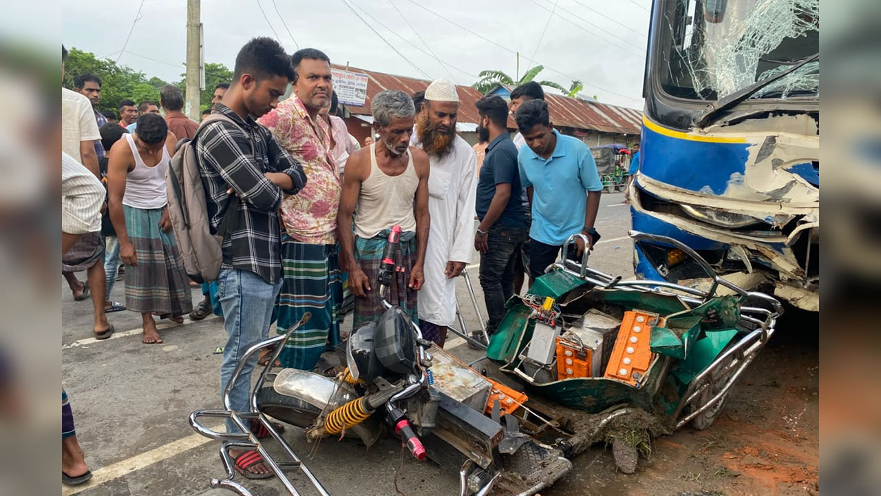 কিশোরগঞ্জে বাসচাপায় দুমড়েমুচড়ে গেল অটোরিকশা, চালক নিহত