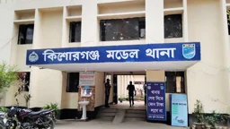 দুর্ঘটনার খবর পেয়ে পুলিশ বাবা গিয়ে দেখলেন রাস্তায় ছেলের লাশ