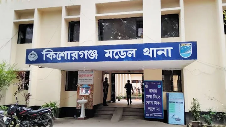 দুর্ঘটনার খবর পেয়ে পুলিশ বাবা গিয়ে দেখলেন রাস্তায় ছেলের লাশ