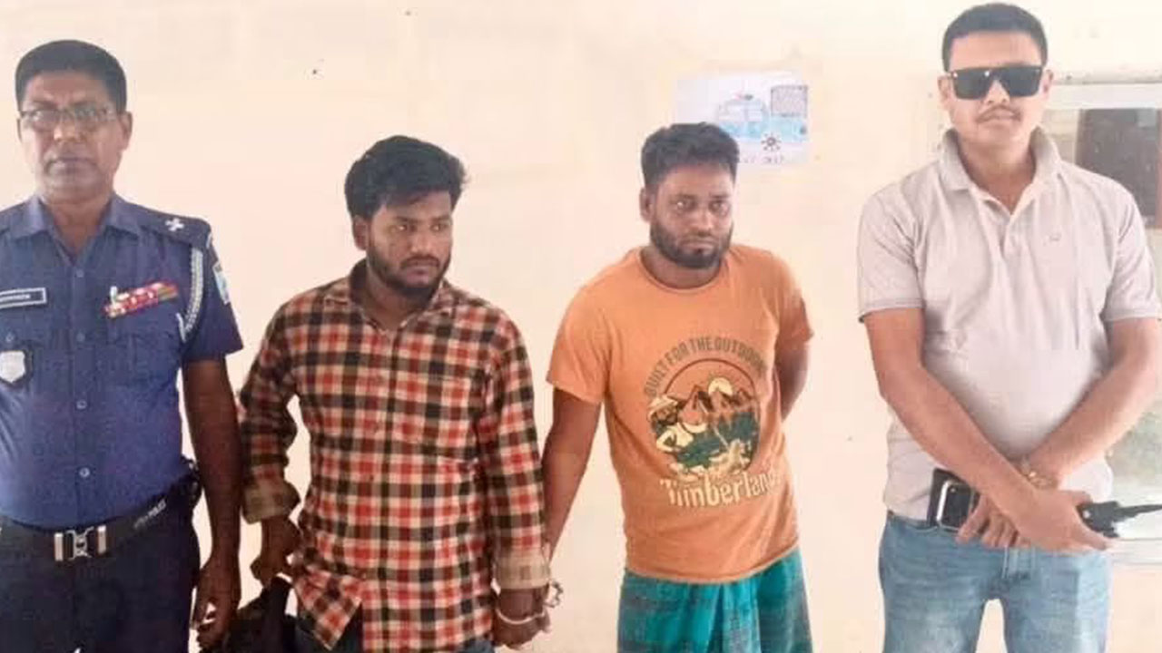 গ্রেপ্তার মোকাররম হোসেন খোকা (চেক শার্ট পরিহিত)। ছবি : পুলিশের সৌজন্যে