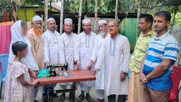 বিএনপি নেতার বিধবা স্ত্রীকে সেলাই মেশিন দিল জামায়াত