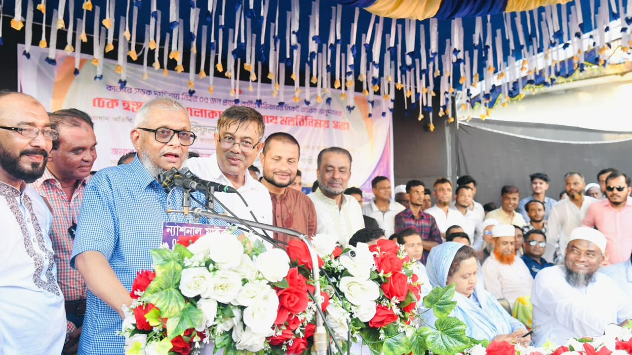 সিলেটের কানাইঘাটের গাছবাড়ি বাজারে কাতারের শাহানিয়া এলাকায় চেক বিতরণ অনুষ্ঠানে প্রবাসী কল্যাণ ও বৈদেশিক কর্মসংস্থান মন্ত্রী আরিফুল হক চৌধুরী। ছবি : এশিয়া পোস্ট