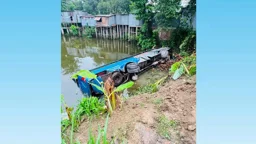 ফরিদপুরে নিয়ন্ত্রণ হারিয়ে পুকুরে পড়ল বাস, আহত ১৫