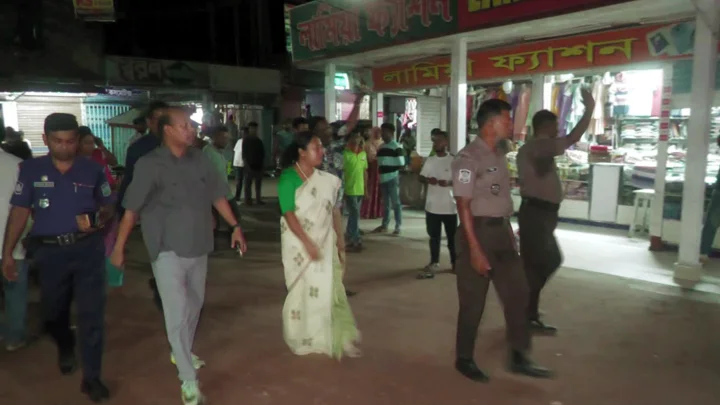 শেরপুরে রাত ৮টার মধ্যে দোকান বন্ধে প্রশাসনের তৎপরতা