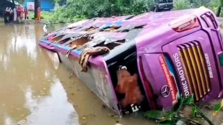 জবির সাবেক শিক্ষার্থীদের নিয়ে পুকুরে ডাবল ডেকার বাস