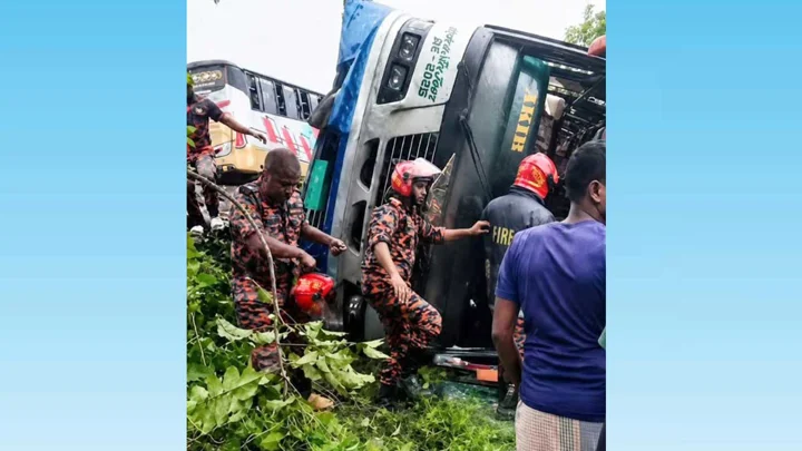 ঝিনাইদহে নিয়ন্ত্রণ হারিয়ে বাস খাদে, আহত ২০
