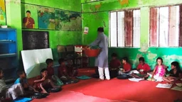 জরাজীর্ণ ভবনে চলছে পাঠদান