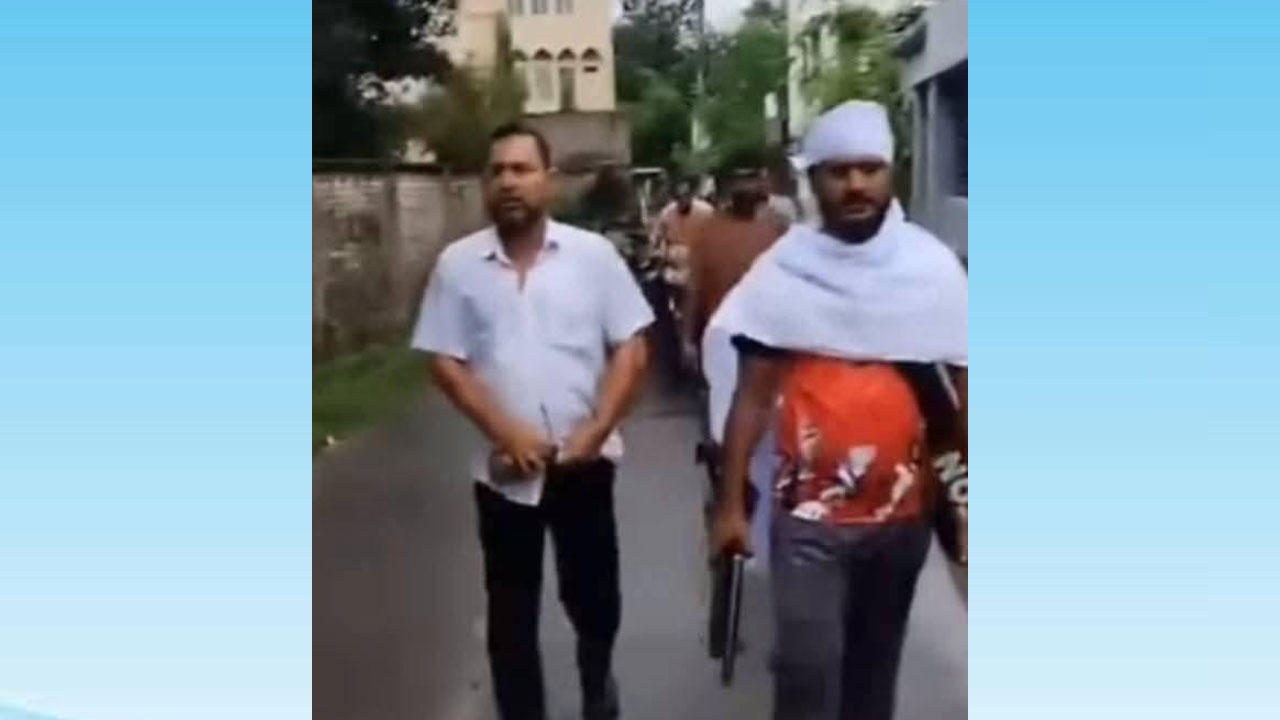 মাথায় কাফনের কাপড় জড়িয়ে অস্ত্র হাতে সাবেক ছাত্রদল নেতার মহড়া