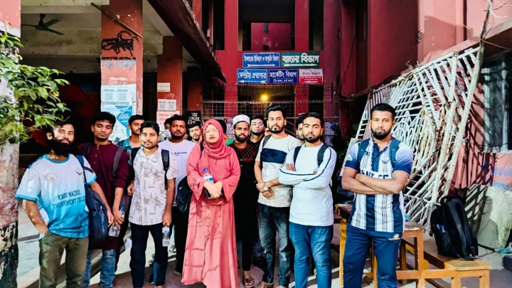ছুটির অজুহাতে পড়ার রুম বন্ধ, রাস্তায়-পার্কে পড়াশুনা করতে বললেন অধ্যক্ষ