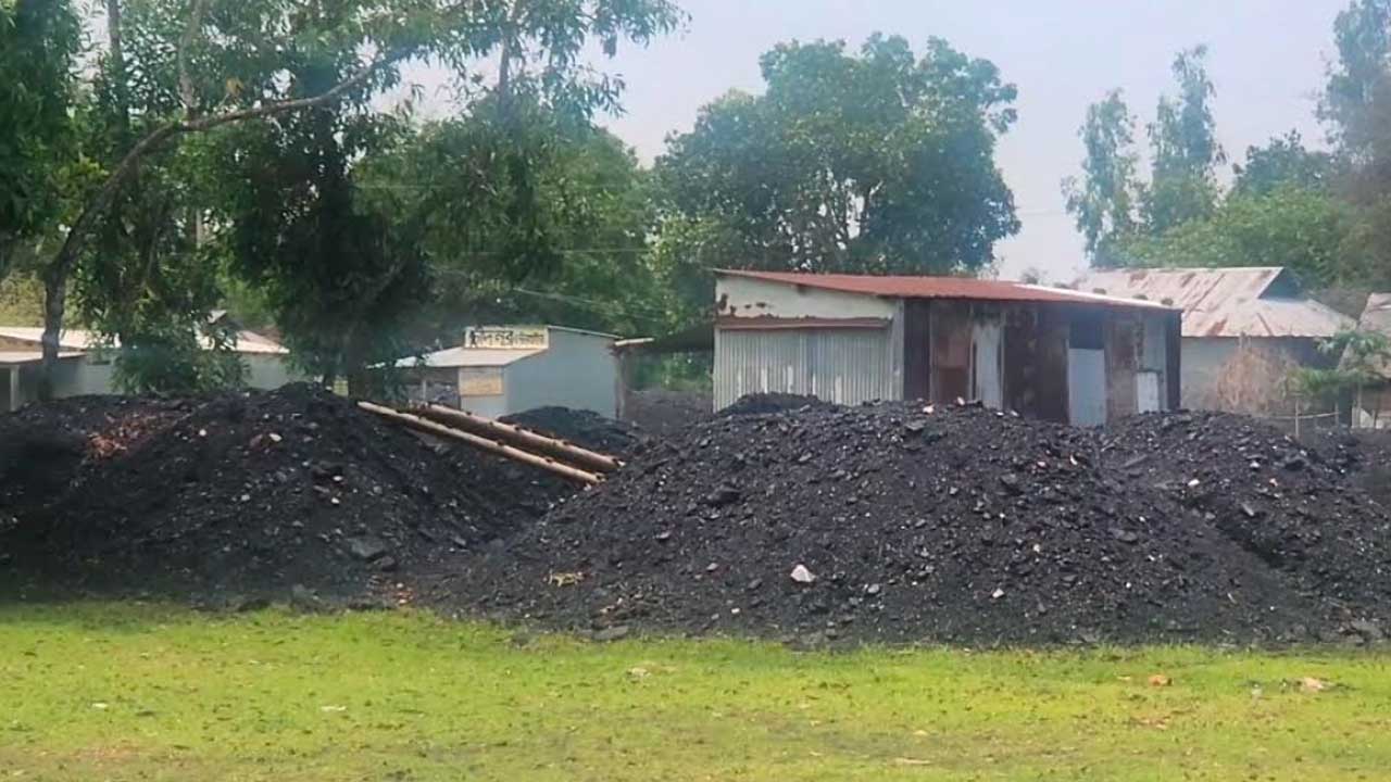 গোবরাকুড়া ও কড়ইতলী স্থলবন্দর এলাকায় পড়ে থাকা কয়লার স্তূপ। ছবি : এশিয়া পোস্ট