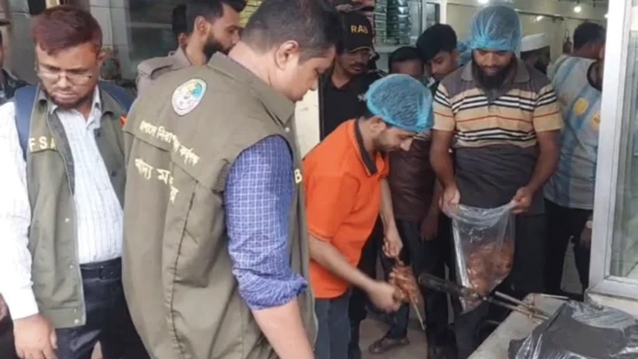 লক্ষ্মীপুরে পচা-বাসি খাবার বিক্রি, ৩ হোটেলকে ১০ লাখ টাকা জরিমানা