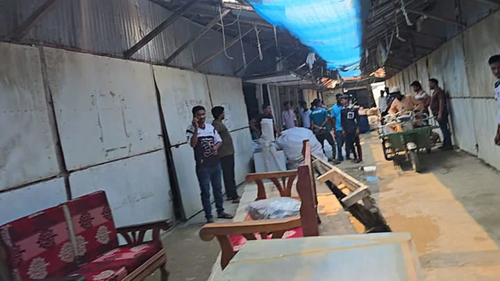 ২০ দোকান দখল করে তালা ঝুলিয়ে দিলেন বিএনপি নেতারা