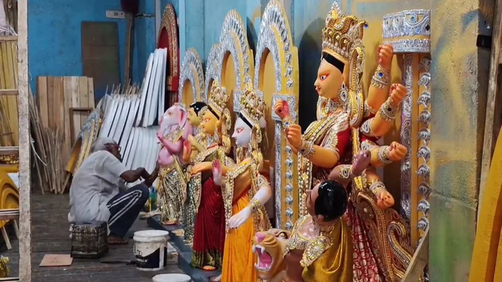 কলকাতায় প্রতিমা তৈরির ব্যস্ততা, বাড়ছে খরচে দুশ্চিন্তা