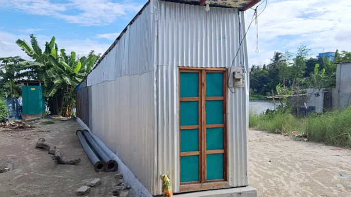 কুমিল্লায় প্রবাসীর ৫ ফুট চওড়া ব্যতিক্রমী বসতবাড়ি
