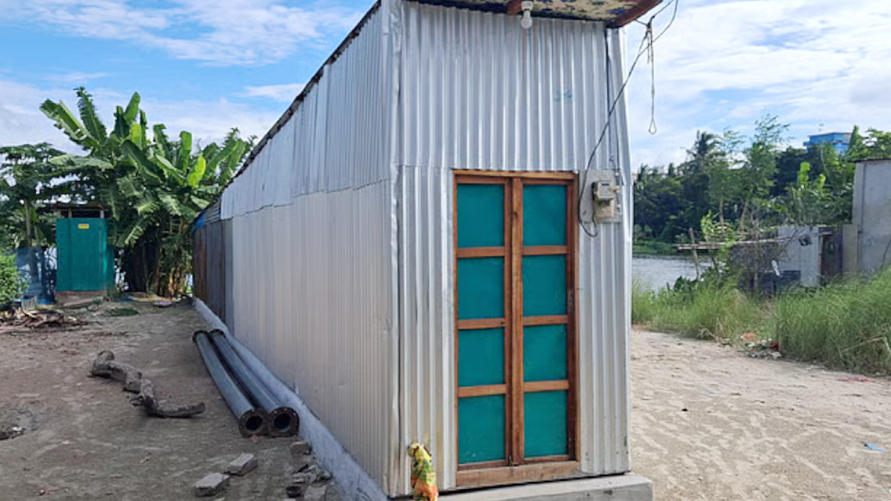কুমিল্লায় প্রবাসীর ৫ ফুট চওড়া ব্যতিক্রমী বসতবাড়ি