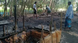 কু‌ড়িগ্রা‌মে আগুনে পুড়ল কৃষকের বসতবাড়ি-গরু