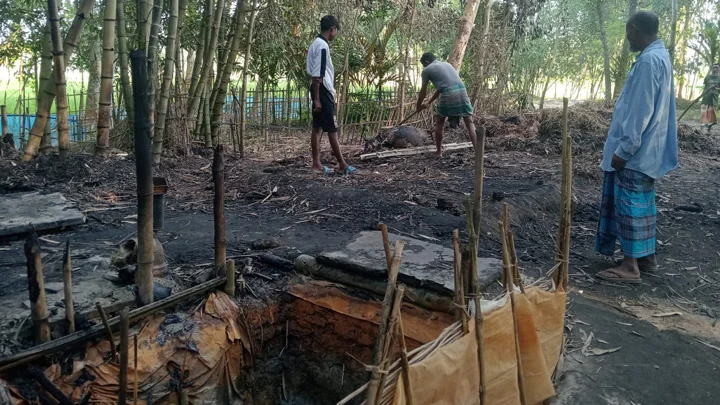 কুড়িগ্রামে আগুনে পুড়ল কৃষকের বসতবাড়ি-গরু