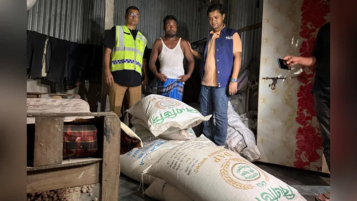 কুড়িগ্রামে রাতভর অভিযান, অবৈধ মজুত ২১৫০ কেজি সার উদ্ধার