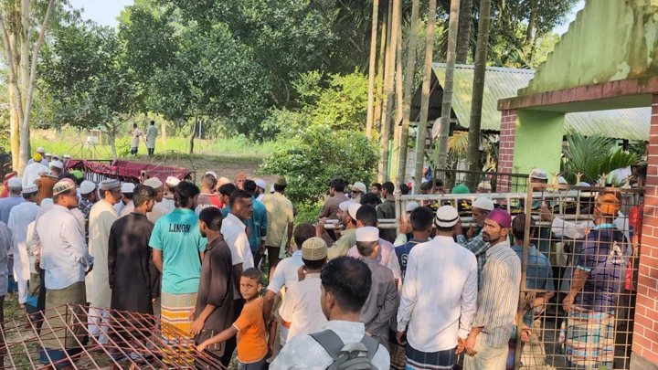 কুড়িগ্রামে সড়ক দুর্ঘটনায় নিহত মায়ের পাশে চিরনিদ্রায় দুই সন্তান